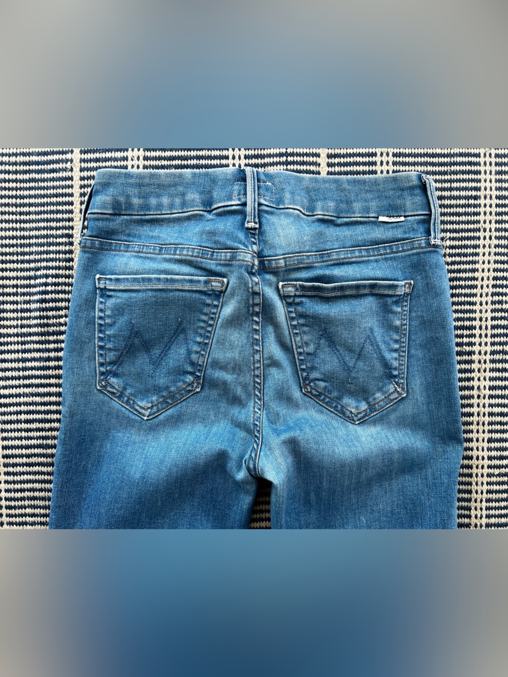 Mother jeans the looker in chill size 25